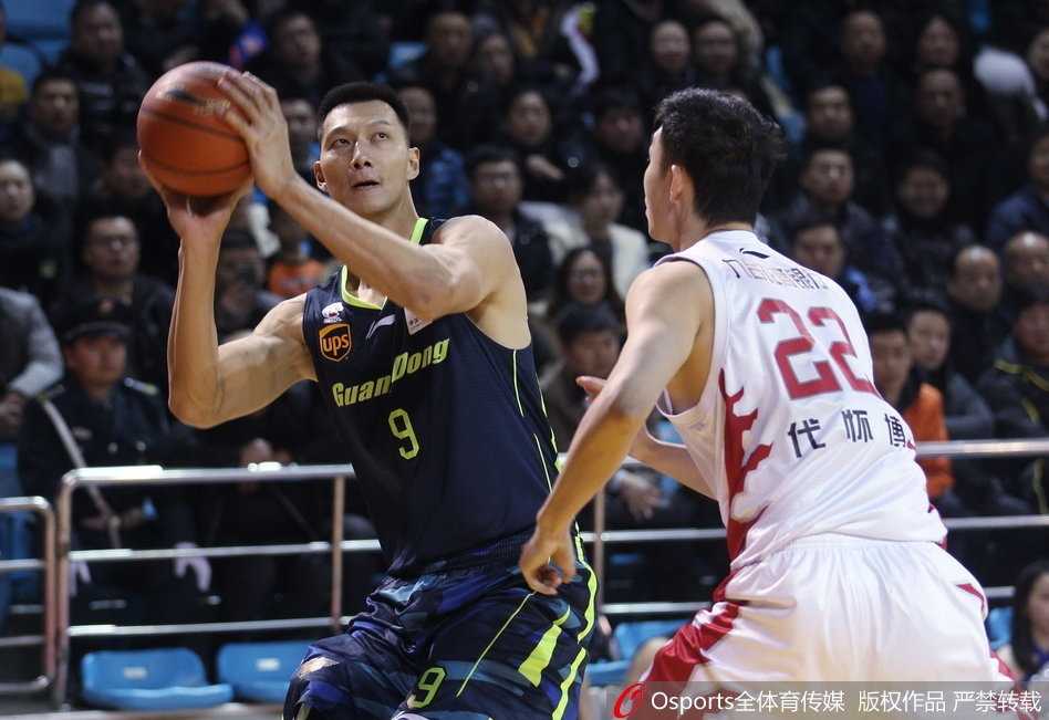 东北虎主场难敌华南虎,广东宏远客场大胜吉林迎三连胜 吉林外援兰德里在广东内线夹击之下强硬起身,用出色的腰腹力量拉杆上篮,为东北虎奋力追分