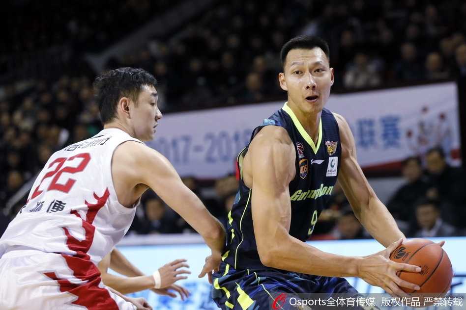 东北虎主场难敌华南虎,广东宏远客场大胜吉林迎三连胜 易建联在吉林内线群中高高跃起,以一记势大力沉的单手劈扣终结进攻,展现出中国男篮领袖的绝对统治力