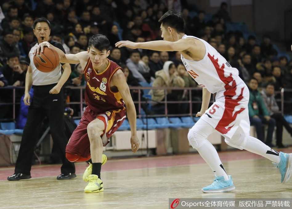 东北虎主场难敌浙江群狼,韦弗38分难救主五连败阴霾笼罩 吴前在快速反击中轻盈上篮,他的速度和灵巧性让吉林队的防守形同虚设,全场22分的贡献是球队获胜的重要拼图。