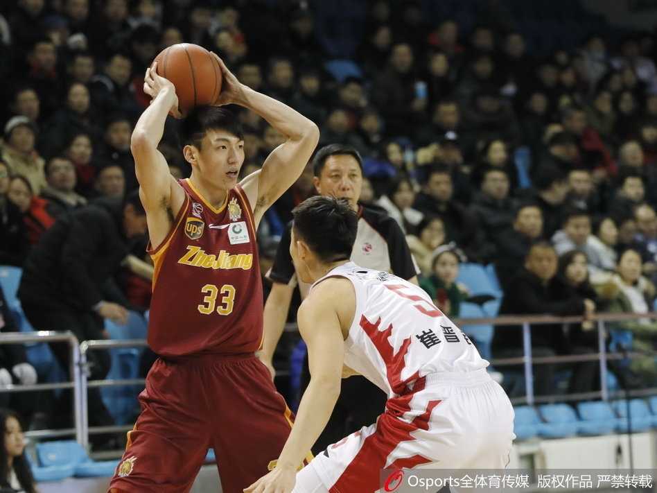 东北虎主场难敌浙江群狼,韦弗38分难救主五连败阴霾笼罩 斯托克斯在吉林队内线高高跃起,面对三人包夹依然强硬将球放入篮筐,巨大的手掌和专注的眼神彰显着他对禁区的统治力。