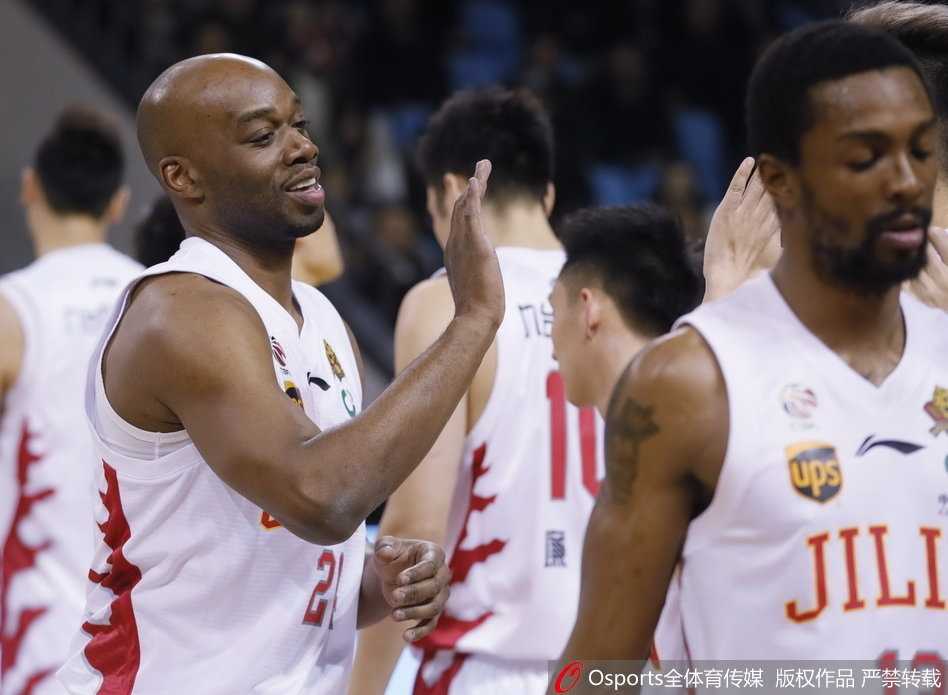 东北虎主场难阻卫冕冠军,新疆双杀吉林止连败 新疆队李根背身单打吉林防守球员,利用强壮的身体优势硬凿内线,对手只能全力顶防,场面充满力量感。