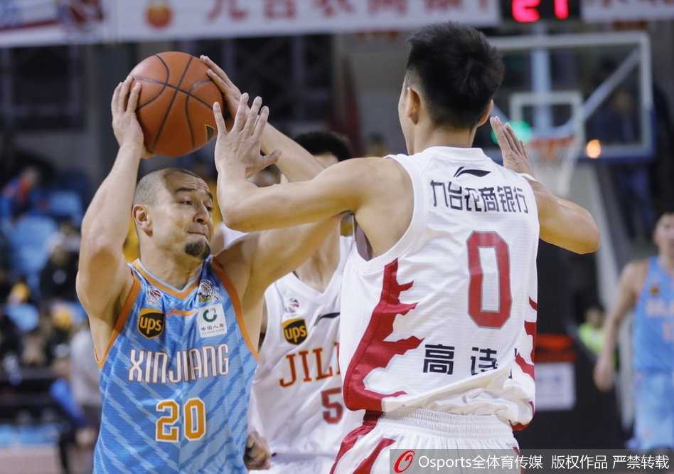 东北虎主场难阻卫冕冠军,新疆双杀吉林止连败 吉林队外援韦弗迎着防守人,高高跃起干拔三分,篮球在空中划出一道美丽的弧线,现场球迷的目光也随之凝聚。