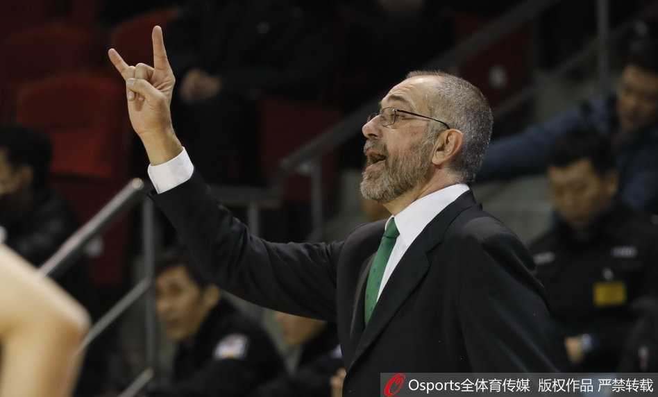 东北虎主场难阻卫冕冠军,新疆双杀吉林止连败 新疆队球员亚当斯在吉林队多人包夹防守下,依然从容运球寻找战机,眼神中透露出卫冕冠军的坚定。