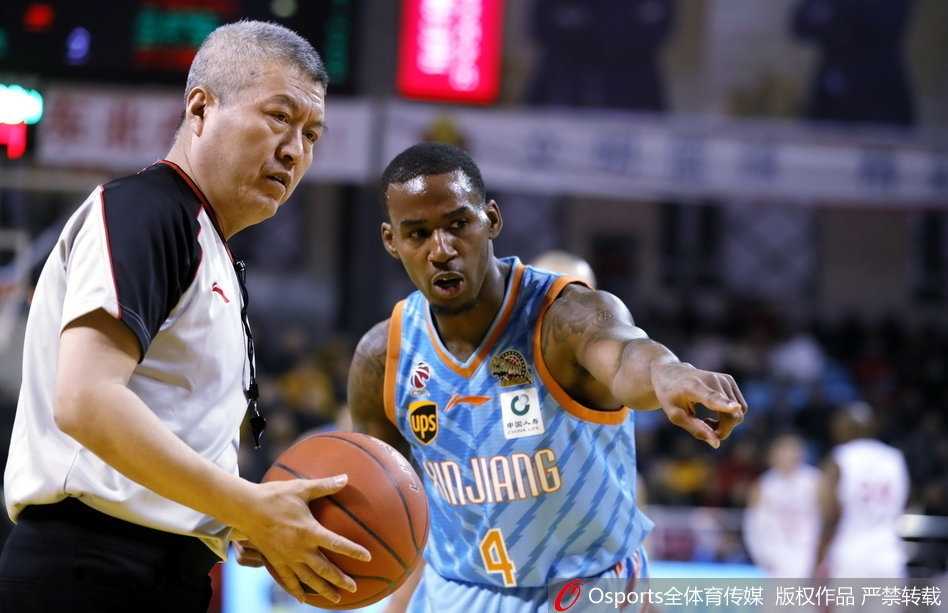 东北虎主场难阻卫冕冠军,新疆双杀吉林止连败 吉林队高诗岩快速突破,面对新疆队俞长栋的补防高高跃起上篮,两人在空中激烈对抗,青春风暴席卷全场。