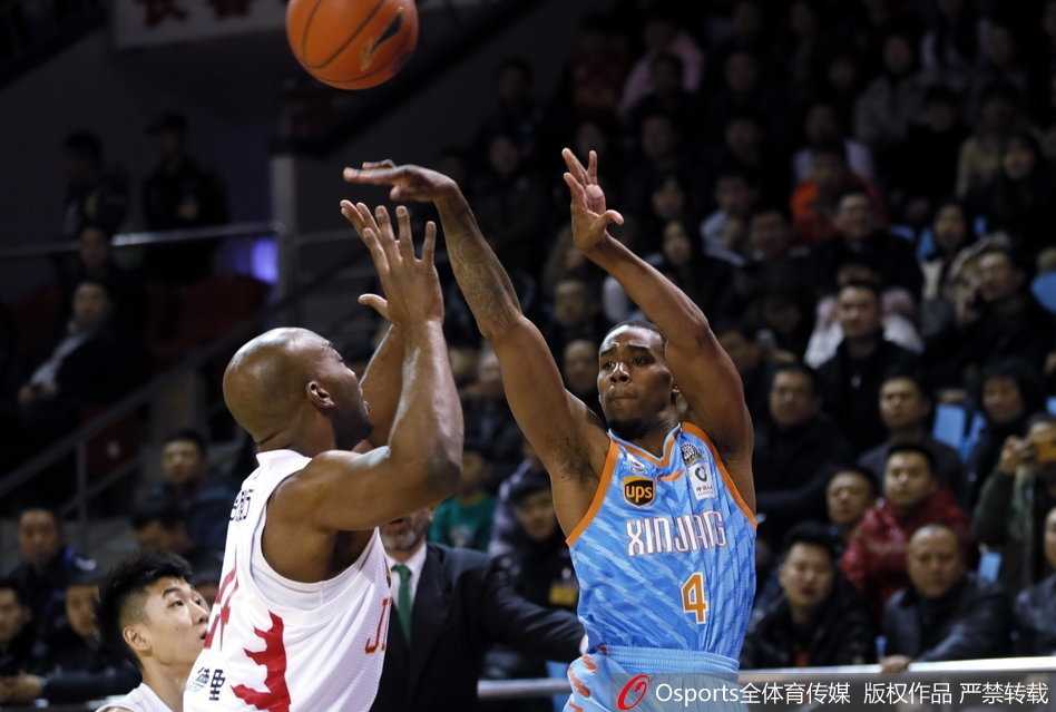 东北虎主场难阻卫冕冠军,新疆双杀吉林止连败 新疆队俞长栋在吉林队兰德里头顶上演双手暴扣,篮筐仿佛都在震颤,展现了本土内线的强大统治力。