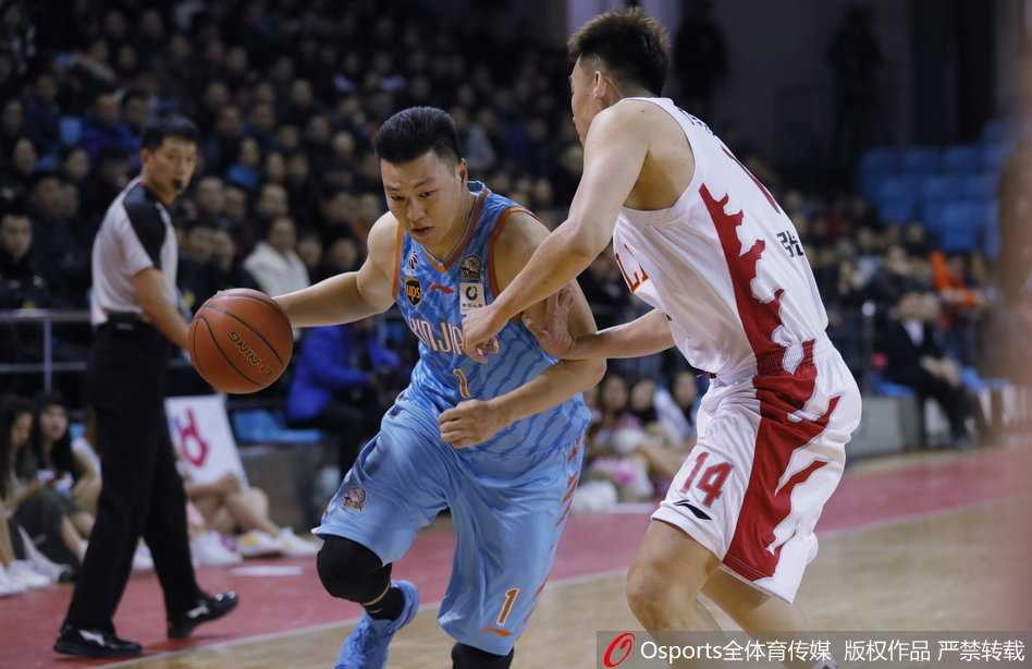 东北虎主场难阻卫冕冠军,新疆双杀吉林止连败 新疆队西热力江投中三分后,自信地扬起手臂庆祝,脸上洋溢着激情,仿佛在告诉所有人这就是新疆队的回应。