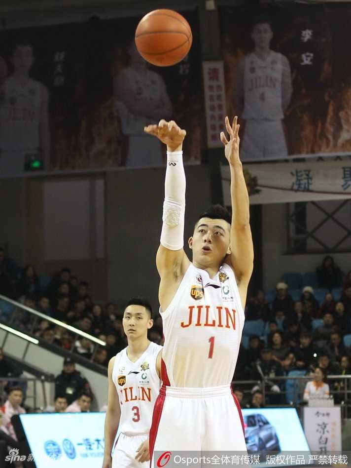 东北虎主场饮恨吞八连败 深圳烈豹客场凯歌奏 深圳队神射手顾全在三分线外接球就投,出手速度快如闪电,防守球员虽然奋力扑防,但只能望球兴叹。