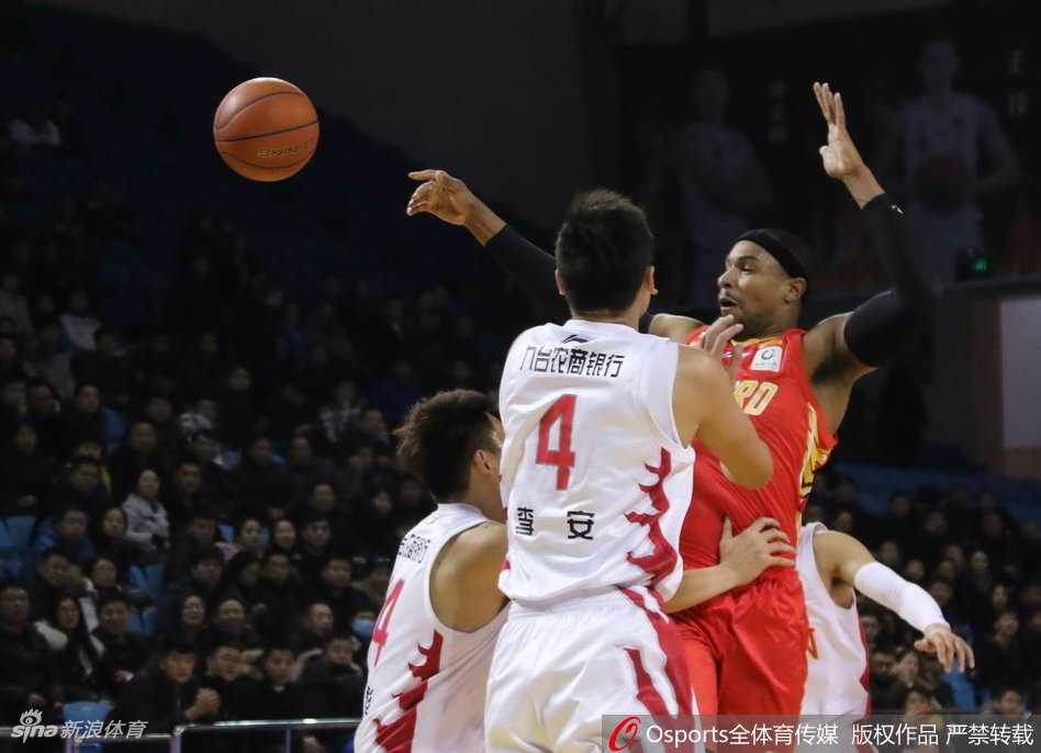 东北虎主场饮恨吞八连败 深圳烈豹客场凯歌奏 深圳队外援萨林杰在吉林队内线群中强行起跳,用强壮的身体卡住位置,单手将篮板球稳稳收入囊中。