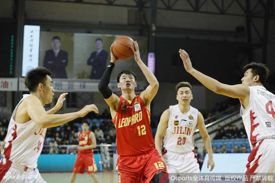 东北虎主场饮恨吞八连败 深圳烈豹客场凯歌奏 吉林队年轻后卫在面对深圳队高压防守时,犹如一道闪电般持球强行突破,眼神中充满了不屈的斗志。