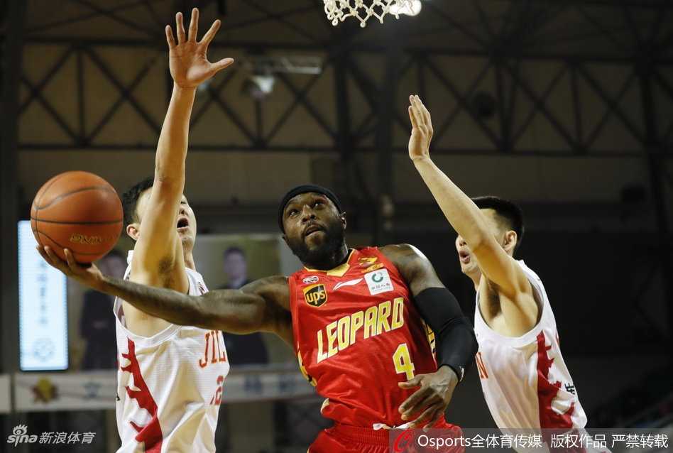 东北虎主场饮恨吞八连败 深圳烈豹客场凯歌奏 吉林队球员代怀博在防守中寸步不离,紧贴深圳队的进攻球员,双臂张开形成一道难以逾越的屏障。