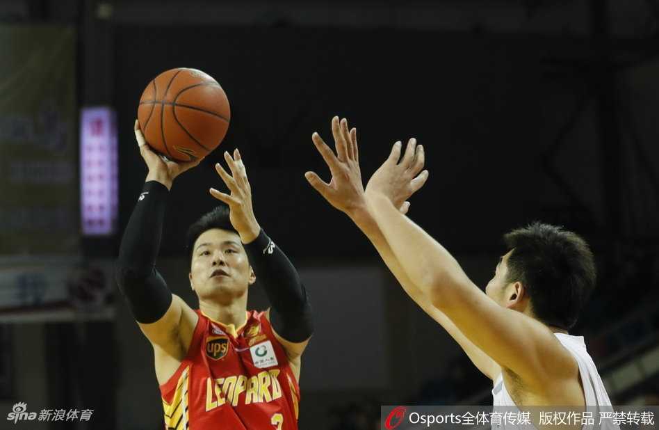 东北虎主场饮恨吞八连败 深圳烈豹客场凯歌奏 场边的深圳队主教练神情专注,双手拢在嘴边大声向场内队员传达战术指令,激烈的比赛氛围跃然眼前。