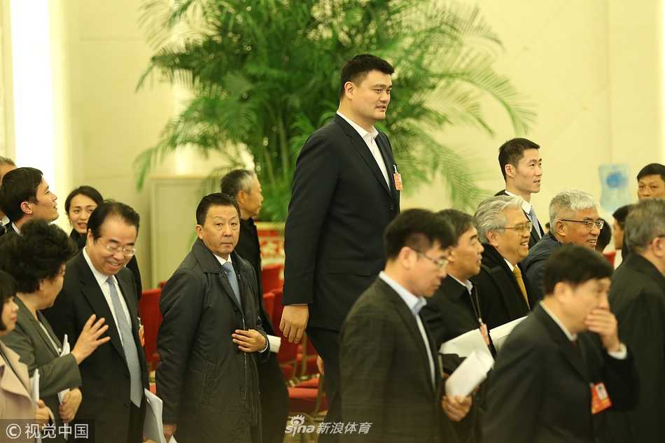 两会体育力量:姚明携小篮球提案归来,王励勤建言夯实群众体育根基 人潮涌动的天安门广场上,身高达两米二六的姚明与乒乓球世界冠军王励勤并肩走出人民大会堂,两人神情轻松,边走边交流着刚刚开幕会的心得,周围的其他代表委员在他们身边形成了一道独特的风景线。