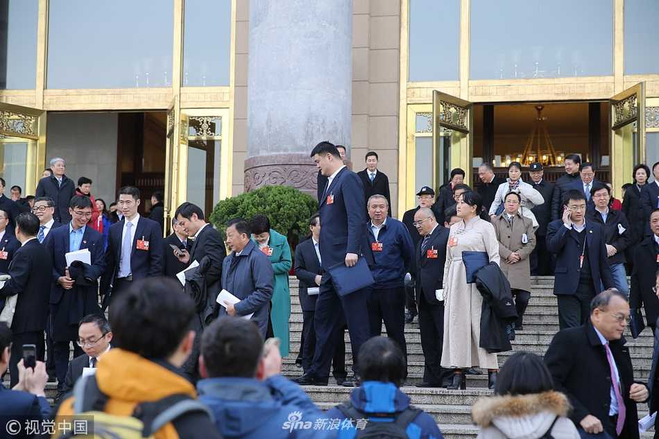 两会体育力量:姚明携小篮球提案归来,王励勤建言夯实群众体育根基 在人民大会堂的台阶上,姚明身穿深色正装,双手自然放在身前,面容严肃而专注,似乎正在思考即将提交的关于推广小篮球运动的提案细节,身后的红旗在蓝天下格外鲜艳。