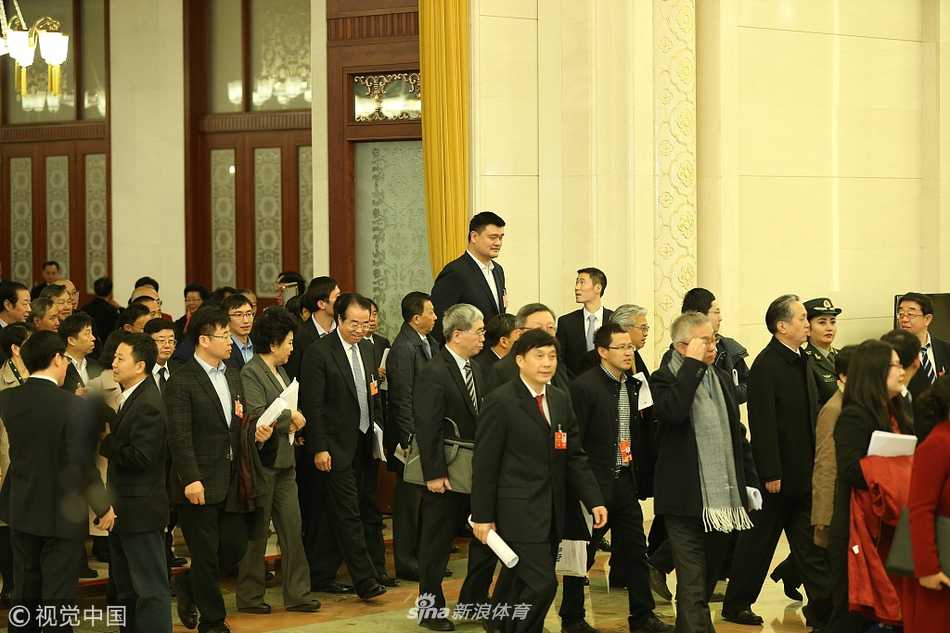 两会体育力量:姚明携小篮球提案归来,王励勤建言夯实群众体育根基 在大会堂巨大的廊柱下,姚明独自一人行走,由于身高突出,他与周围代表形成了有趣的身高差,这独特的视角仿佛隐喻着他在体育改革道路上所站的高度与肩负的独特责任。