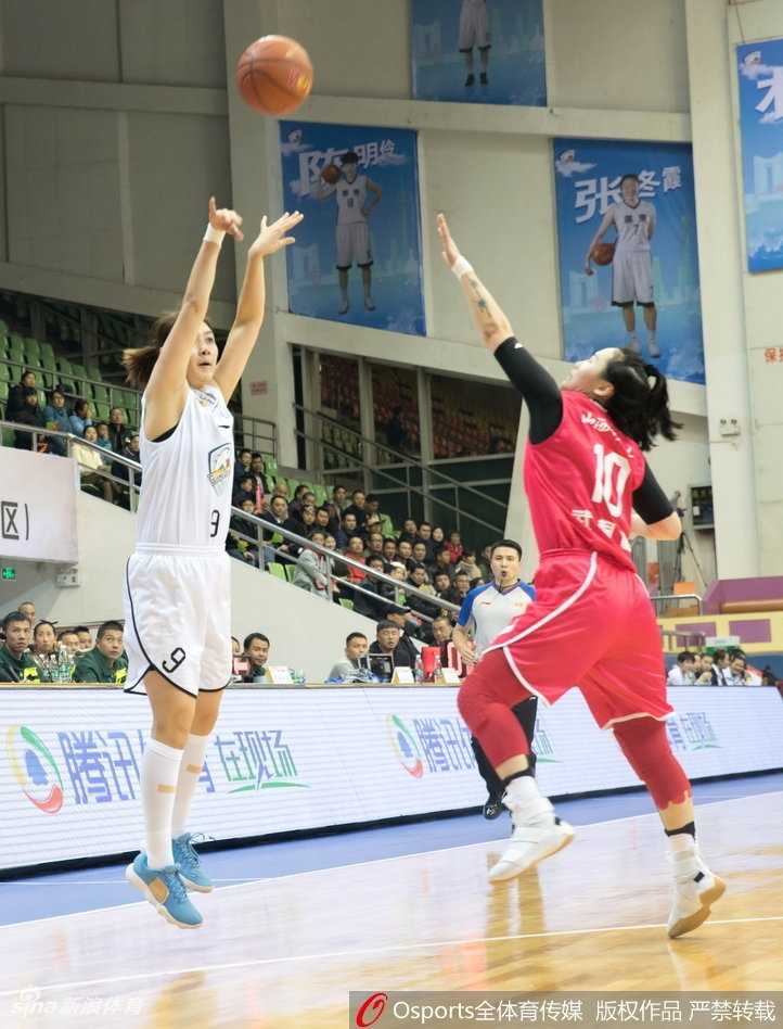 两分惜败!WCBA第15轮广东女篮主场憾负山西 罚球线上,全场寂静,球员深吸一口气,眼神专注得仿佛能穿透篮筐,篮球应声入网激起白色浪花