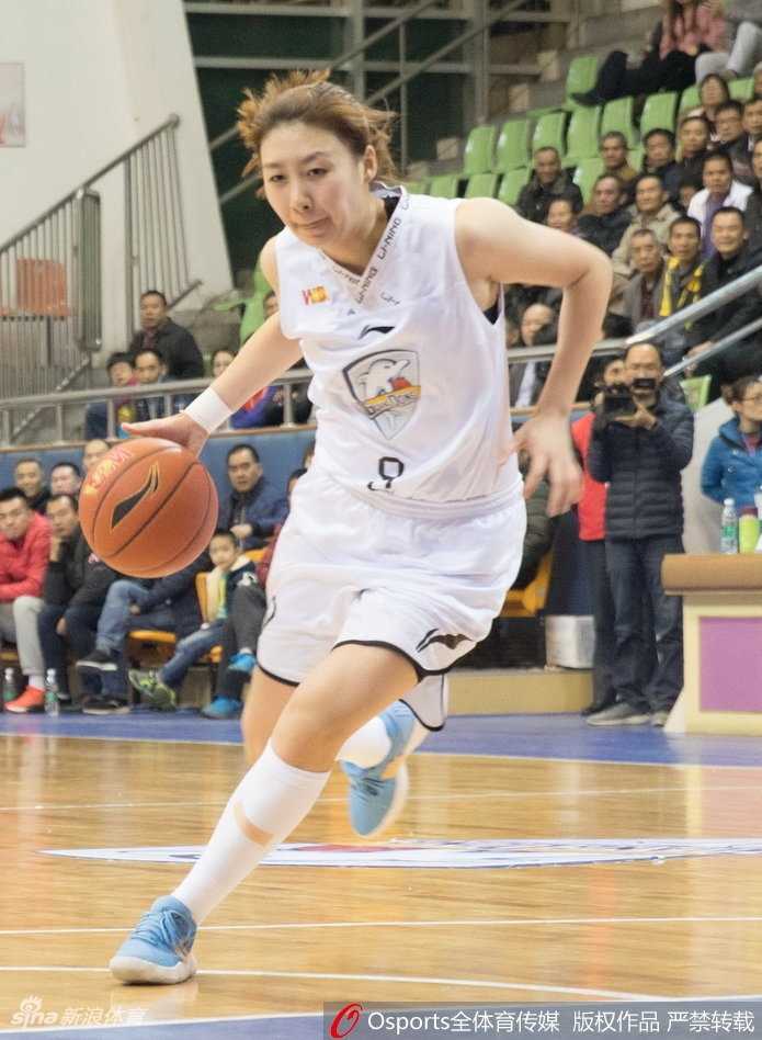 两分惜败!WCBA第15轮广东女篮主场憾负山西 三分线外一步远投,皮球在空中划出彩虹般的高抛弧线,直坠网心,射手的手型依然稳稳定格
