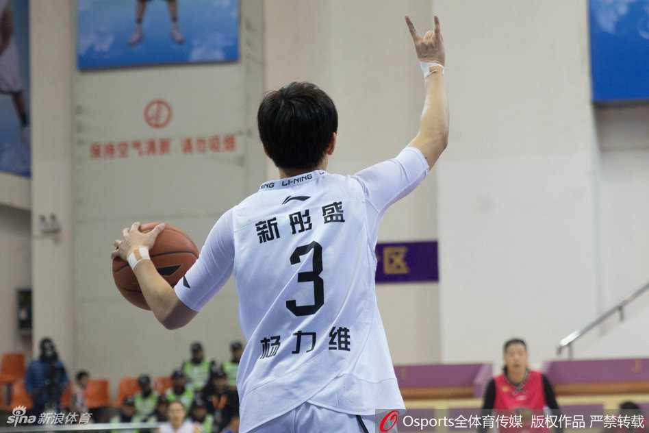 两分惜败!WCBA第15轮广东女篮主场憾负山西 激烈拼抢中,两名球员同时倒地,飞身扑向地板球,眼中只有对球权的无限渴望