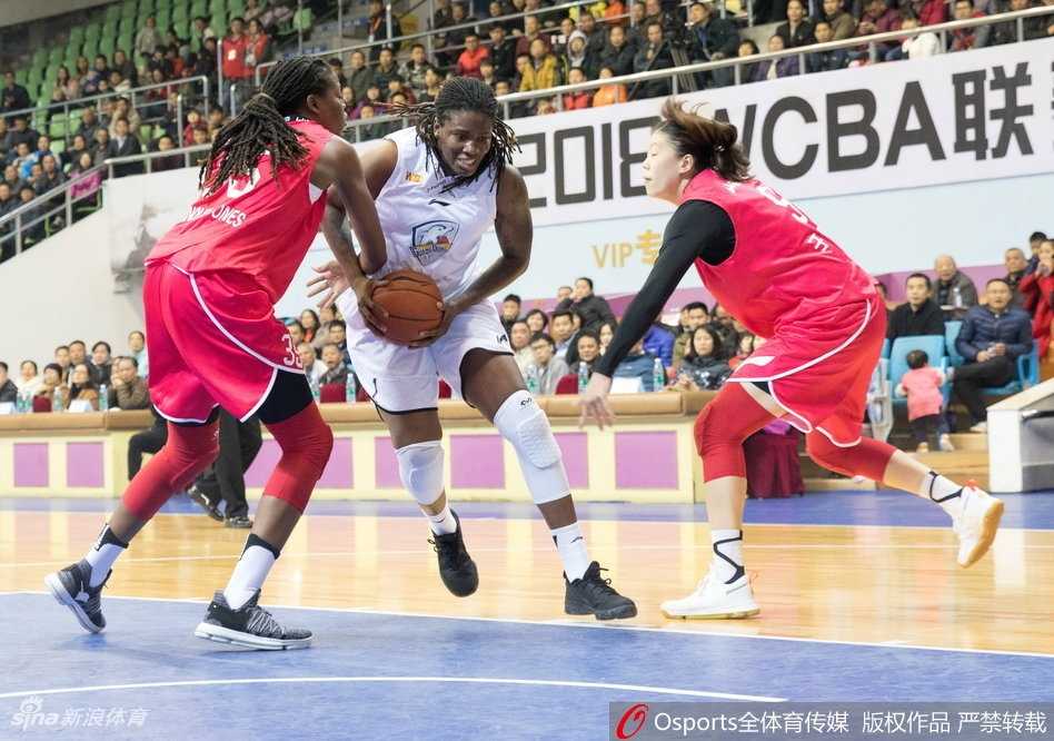 两分惜败!WCBA第15轮广东女篮主场憾负山西 山西女篮外援在三人包夹的肌肉丛林中强行起跳,指尖轻柔地将皮球送入篮筐,尽显统治力