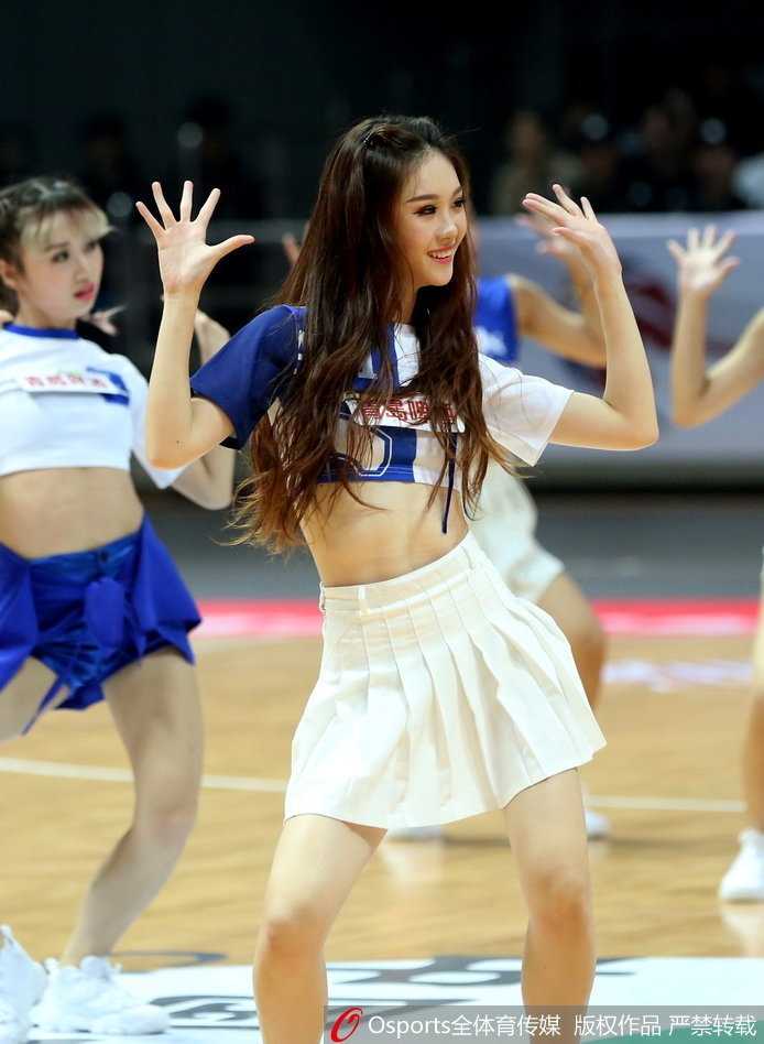 舞台中央，篮球宝贝们梳着利落的马尾，身着红白相间的性感短裙，随着动感音乐整齐地跃起，修长的身姿在灯光下划出优美的弧线，笑容比聚光灯还要灿烂。