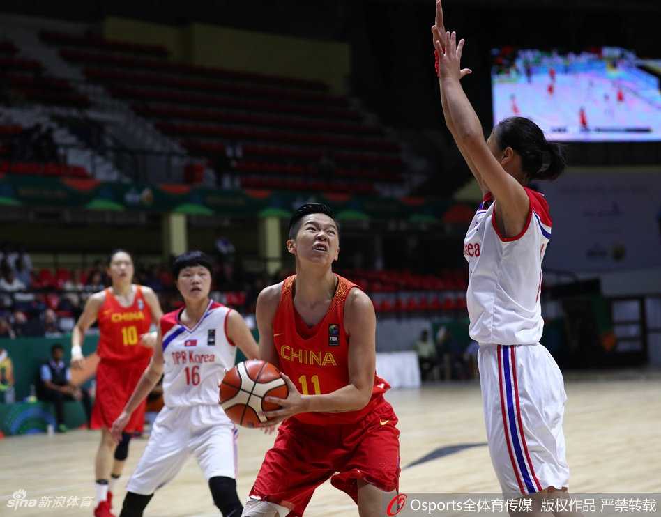 黄思静在对方严防死守下，于禁区之内高高跃起，以一种不可阻挡之势完成篮下终结。