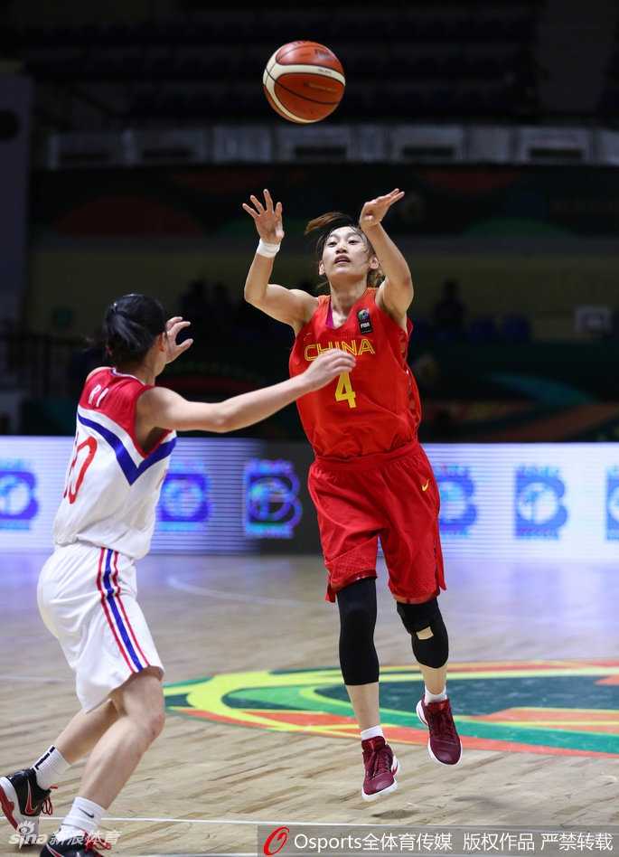 李月汝利用庞大的身躯卡住防守位置，在人群中将篮板球稳稳收入囊中，宛如禁区守护神。