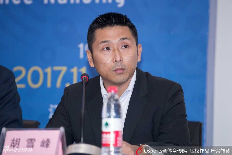 中国篮协主席姚明在发布会上双手合十，目光深邃而坚定，举手投足间流露出运筹帷幄的自信与对比赛的高度关注。