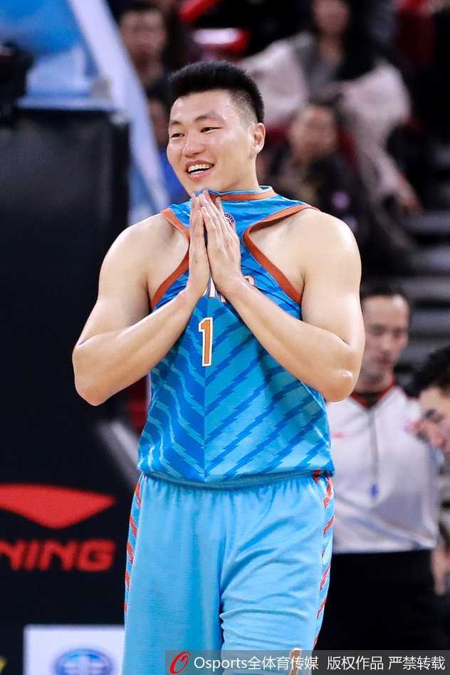 中国男篮开启红蓝争辉新纪元,易建联郭艾伦领衔双国家队集训 男篮蓝队核心易建联在训练场上目光如炬,准备带领新生代球员冲击亚洲之巅