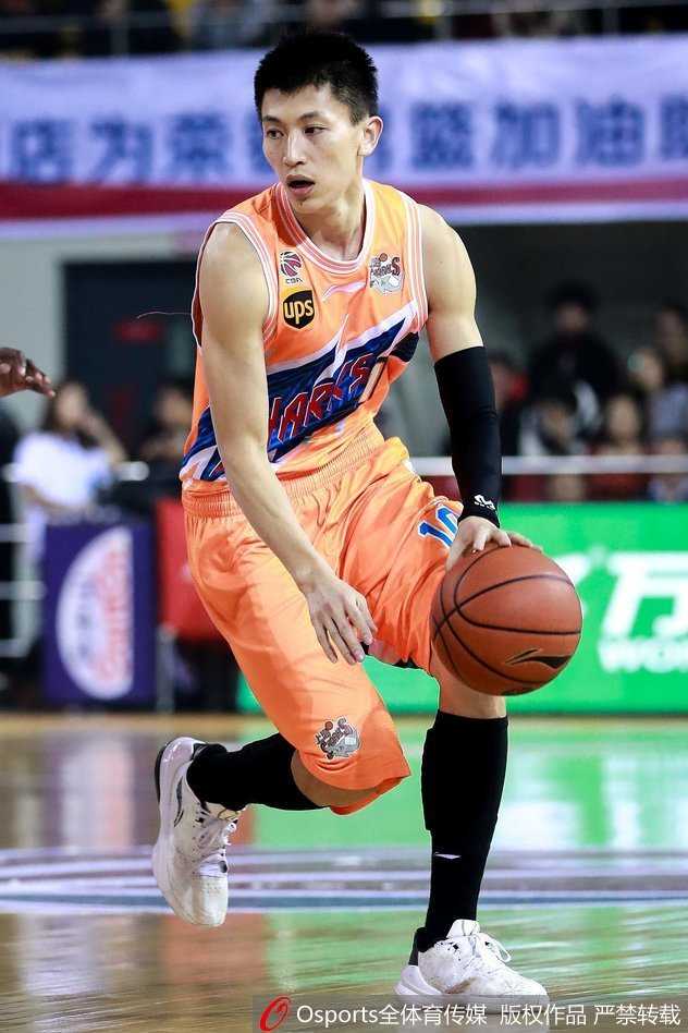 中国男篮开启红蓝争辉新纪元,易建联郭艾伦领衔双国家队集训 辽宁双子星郭艾伦与赵继伟在场上默契击掌,他们将分别在双国家队中承担起组织大脑的重任