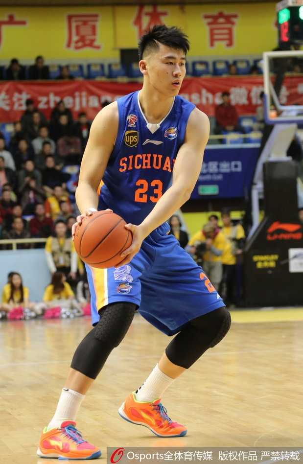 中国男篮开启红蓝争辉新纪元,易建联郭艾伦领衔双国家队集训 蓝队主教练杜锋在场边指导球员,眼神中透露出对胜利的渴望和对细节的严苛要求