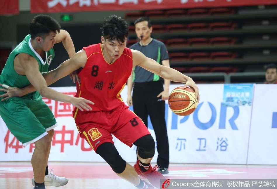 可兰白克接球后顺势起三步，在空中控制身体平衡，完成一次流畅的挑篮。