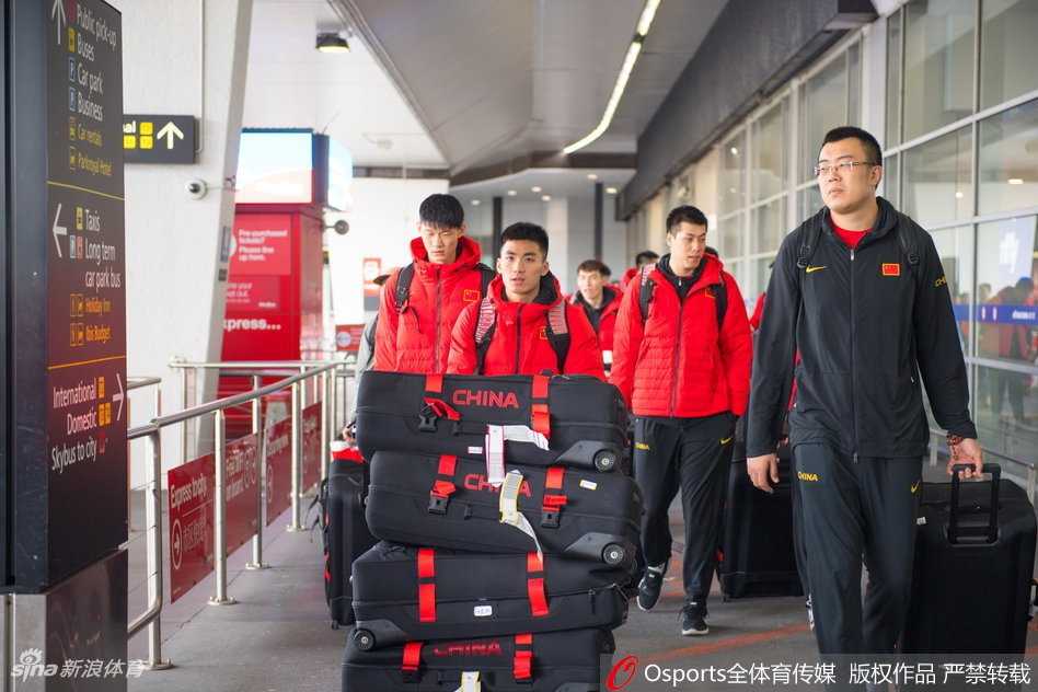 身穿长款羽绒服的郭艾伦神情专注地望向候机大厅的一侧，好奇的眼神瞬间吸引了周边不少接机球迷的目光。