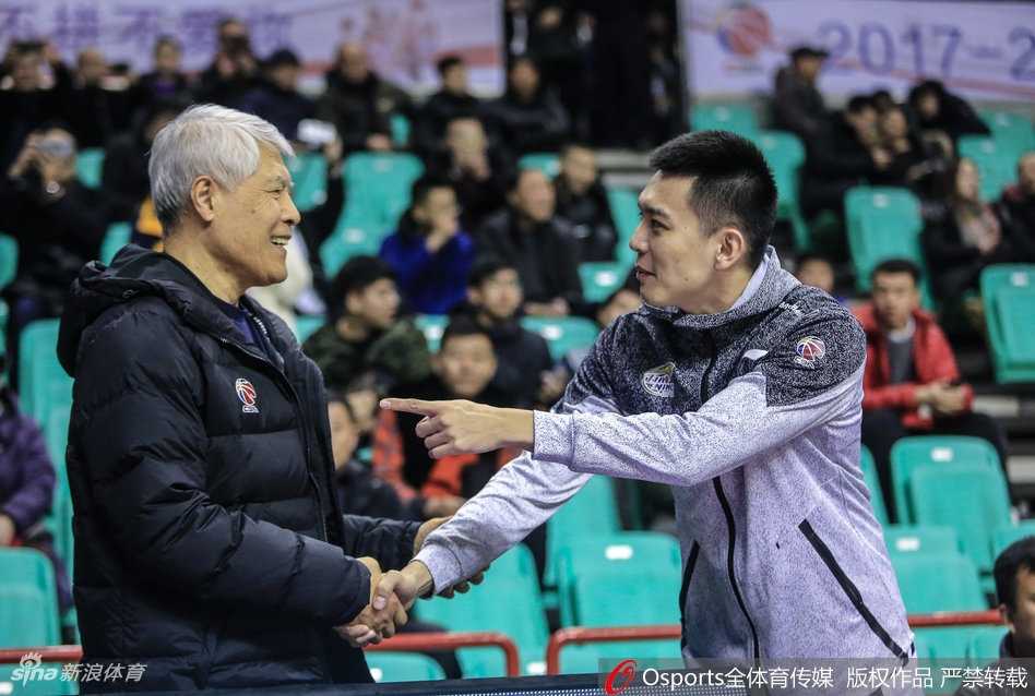 中国篮坛教父蒋兴权与他的满门桃李 辽宁男篮的队员们身着白色训练服,整齐排列,年轻的面庞上写满敬意,集体向场边的恩师蒋兴权鞠躬致意,画面充满仪式感。