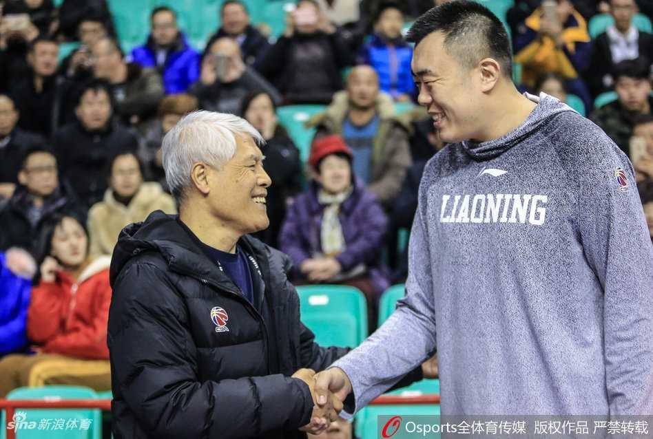 中国篮坛教父蒋兴权与他的满门桃李 白发苍苍的蒋兴权指导站在赛场边,面容慈祥而坚毅,目光如炬地注视着远方,仿佛在审视着他倾注一生的篮球战场。