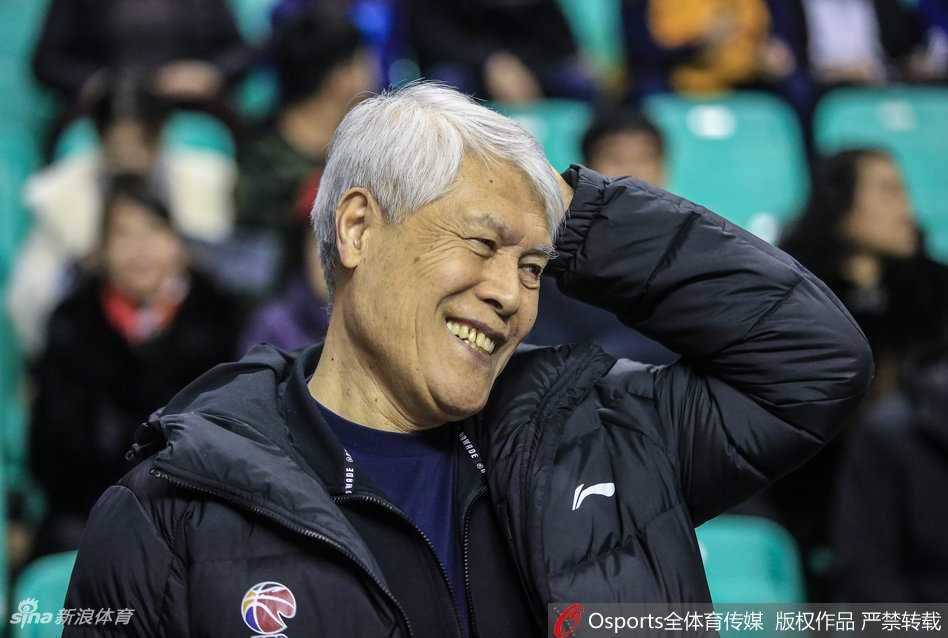 中国篮坛教父蒋兴权与他的满门桃李 赛场边的蒋兴权指导双手插兜,神态轻松,目光却紧紧跟随着场上奔跑的弟子们,仿佛一位慈祥的父亲在注视着自己孩子的成长。