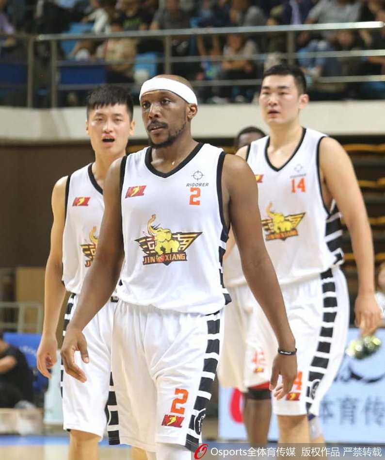 中国篮坛的至暗时刻:拳脚下的NBL,一场砸碎底线的群殴 冲突瞬间升级,数名球员扭打成一团,一名球员被对手从身后死死拽住,脸上的表情因激动而扭曲,裁判的工作服在人群中若隐若现,显得苍白无力。