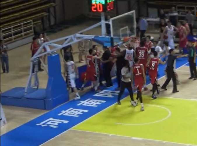 中国篮坛的至暗时刻:拳脚下的NBL,一场砸碎底线的群殴 镜头捕捉到冲突中的惨烈代价,一名球员的脸上挂着清晰的伤痕,眼神中透露出一丝茫然,这场斗殴没有赢家,留下的只有伤痛和禁赛的处罚。