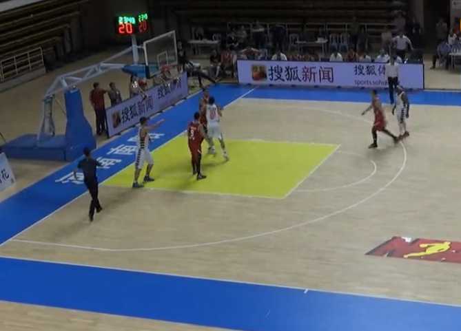 中国篮坛的至暗时刻:拳脚下的NBL,一场砸碎底线的群殴 场面完全失控,替补席上的球员如潮水般涌入场地,安保人员在混乱的人墙中显得孤立无援,只能奋力将纠缠的双方隔离开来。