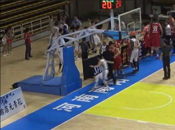 中国篮坛的至暗时刻:拳脚下的NBL,一场砸碎底线的群殴 赛后,球员通道里一片狼藉,地上散落着矿泉水瓶等杂物,空旷的球场在灯光下显得格外讽刺,记录着刚刚发生的那场荒诞而暴力的闹剧。