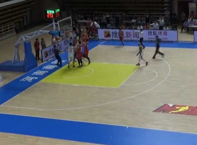 中国篮坛的至暗时刻:拳脚下的NBL,一场砸碎底线的群殴 篮协罚单犹如一记重锤,红头文件上的黑字冰冷而严肃,宣告了对涉事球员和俱乐部的最严厉制裁,试图为失控的联赛找回一丝秩序。