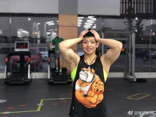 中国金刚芭比孙婧琪:用麒麟臂与六块腹肌,重新定义女性力量之美 孙婧琪进行大重量器械训练时,肌肉充血紧绷,她奋力托举的瞬间展现了女性力量爆发时的震撼美感。