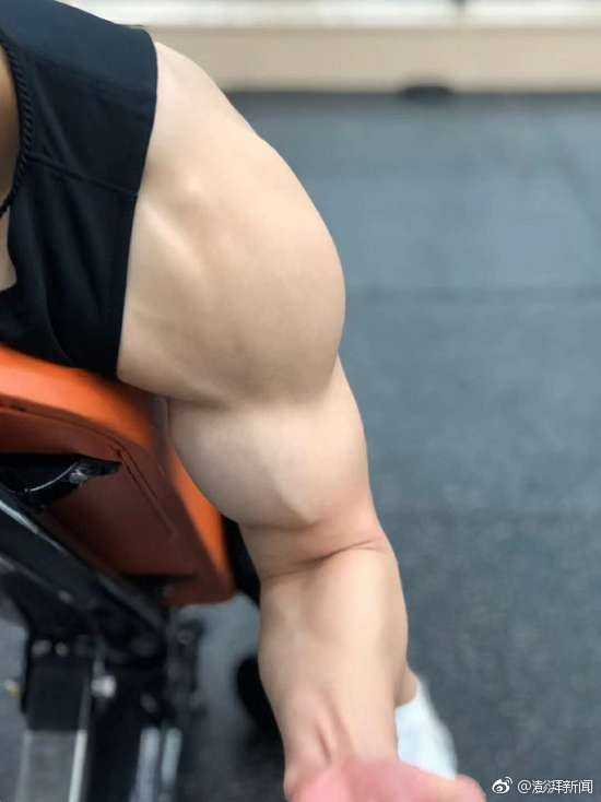 中国金刚芭比孙婧琪:用麒麟臂与六块腹肌,重新定义女性力量之美 孙婧琪侧身展示手臂肌肉,饱满的肱二头肌如同山峦般起伏,线条流畅而充满力量,完美诠释了刚与柔的结合。