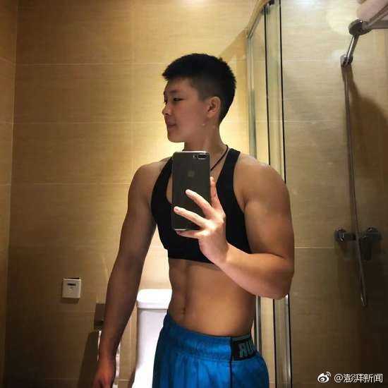 中国金刚芭比孙婧琪:用麒麟臂与六块腹肌,重新定义女性力量之美 孙婧琪在健身房里眼神坚毅,她紧实的麒麟臂和清晰的腹肌在灯光下展现出雕塑般的美感,整个人散发着自信与帅气。