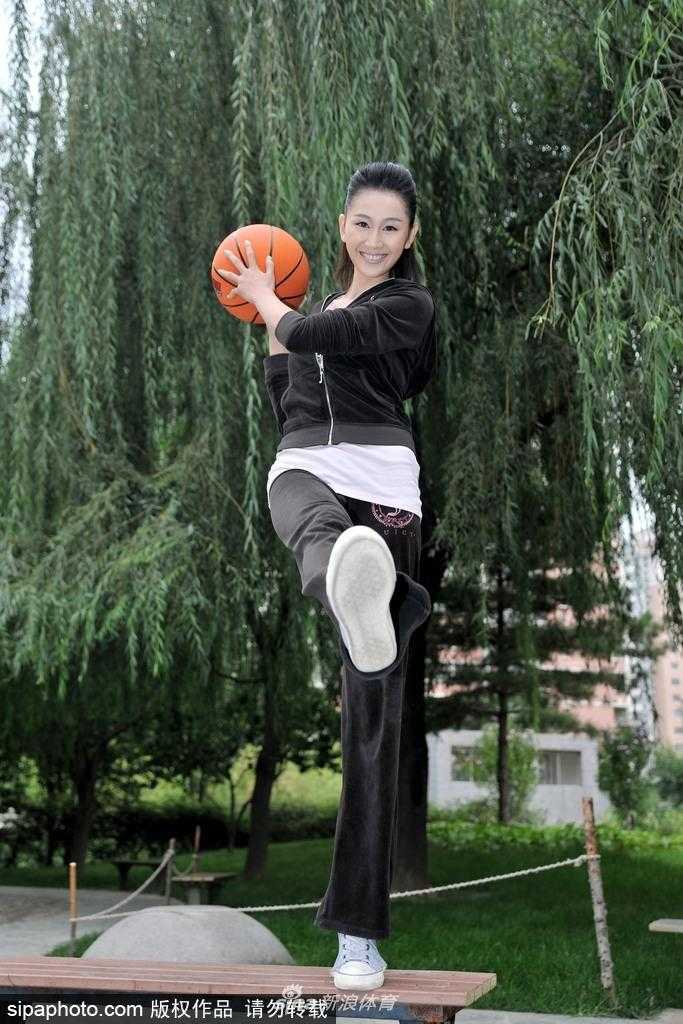 她专注运球，马尾辫随动作飞扬，眼神坚定而有神，运动女孩的独特魅力在阳光下闪闪发光。