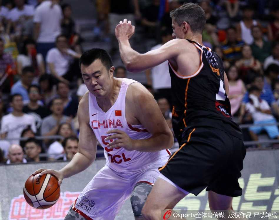 看台上，一位小球迷脸上画着国旗，依然在为男篮小伙子们忘情呐喊，他的眼神里没有责备只有热爱，这呐喊声是球队低谷中最温暖的力量。