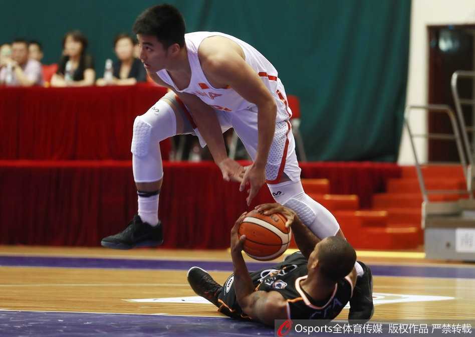 胡金秋高高跃起，在空中舒展身体，单手将球狠狠砸入篮筐。