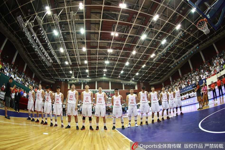 吴前外线手起刀落，篮球划出美妙弧线，瞬间点燃全场激情。