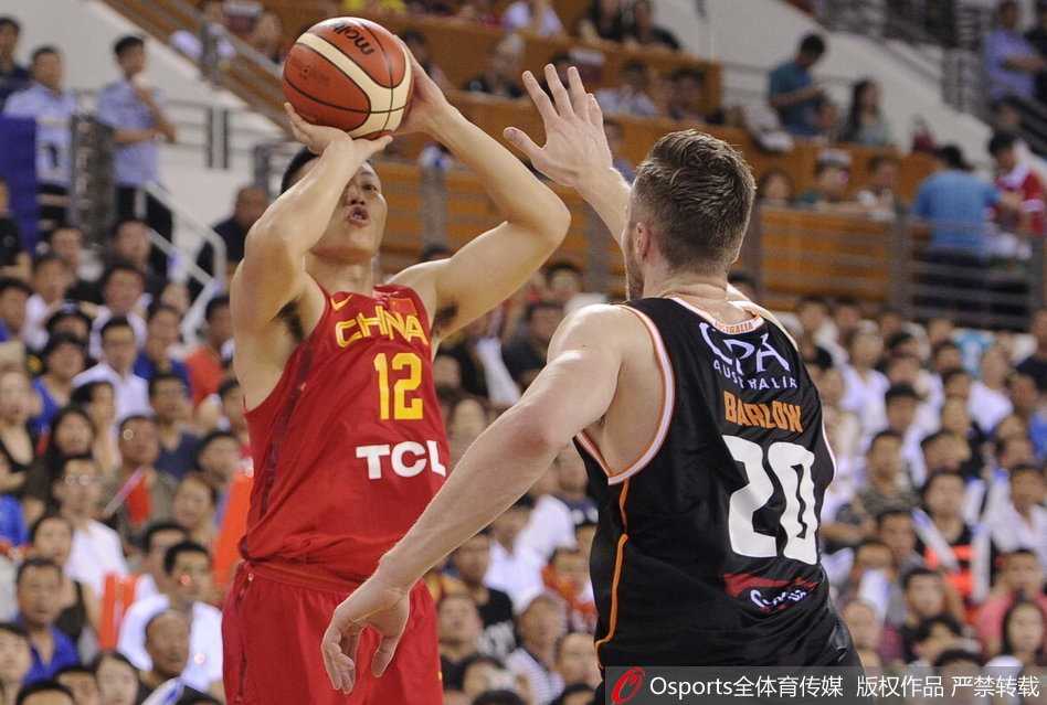 韩德君在篮下展现出绝对的统治力，他利用庞大的身躯卡住位置，稳稳摘得篮板，如同内线的一座高塔。