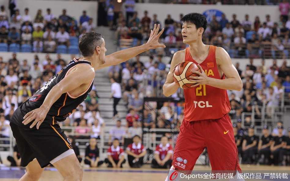 身披红色战袍的吴前在三分线外干拔跳起，他的面前是澳洲球员奋力封盖的长臂，但眼神中只有篮筐。