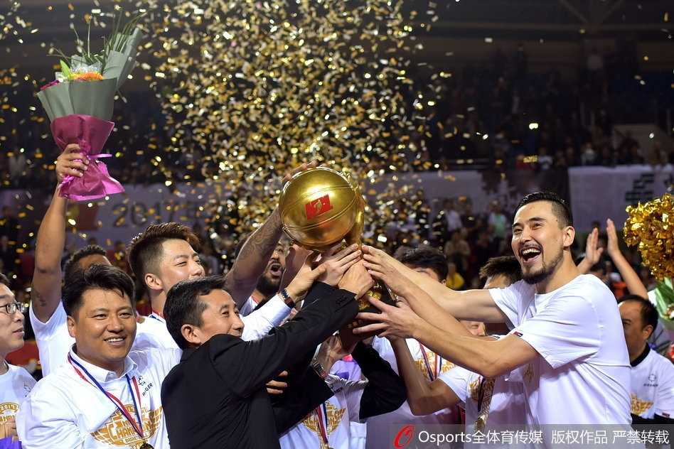 中秋夜渭南烽烟再起 陕西信达大胜安徽文一重夺NBL总冠军 在漫天金色彩带中,陕西信达队球员们齐聚颁奖台中央,高高举起象征荣耀的总冠军奖杯,每个人的脸上都洋溢着胜利后的狂喜与自豪。