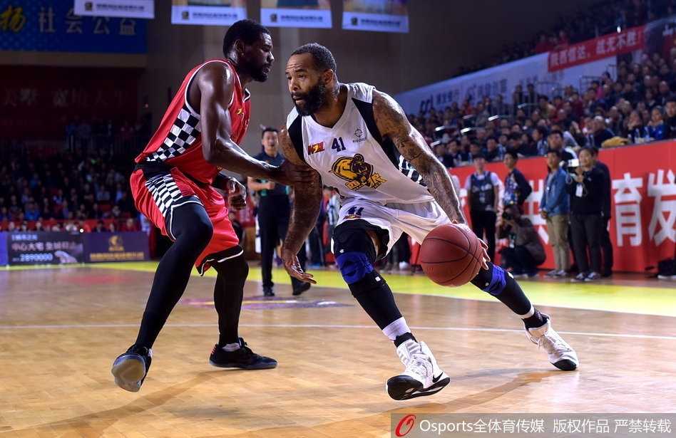 中秋夜渭南烽烟再起 陕西信达大胜安徽文一重夺NBL总冠军 陕西队外援吉伦沃特面对安徽文一男篮著名中锋詹姆斯的贴身防守,毫无畏惧地强行突破上篮,身体在空中舒展开来,篮球应声入网。